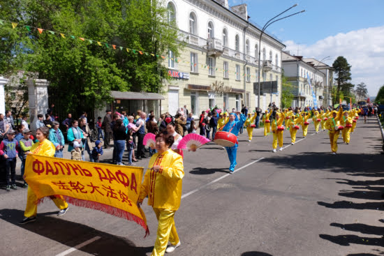 Колонна последователей Фалуньгун на празднике День города Ангарска. Фото: Николай Ошкай