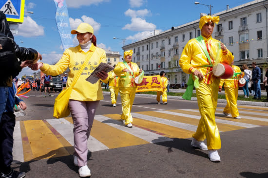 "Китайские" барабанщики. Колонна последователей Фалуньгун на празднике День города Ангарска. Фото: Николай Ошкай