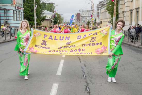 Начало праздничной колонны последователей Фалунь Дафа. Фото: faluninfo.info