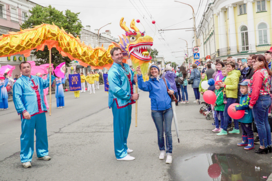 «Золотой дракон» в праздничной колонне последователей Фалунь Дафа. Фото: faluninfo.info