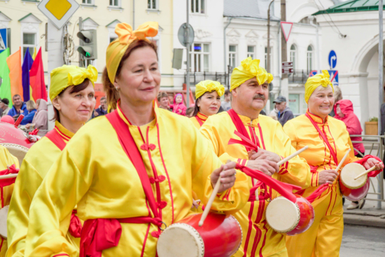 Барабанщики в праздничной колонне последователей Фалунь Дафа. Фото: faluninfo.info