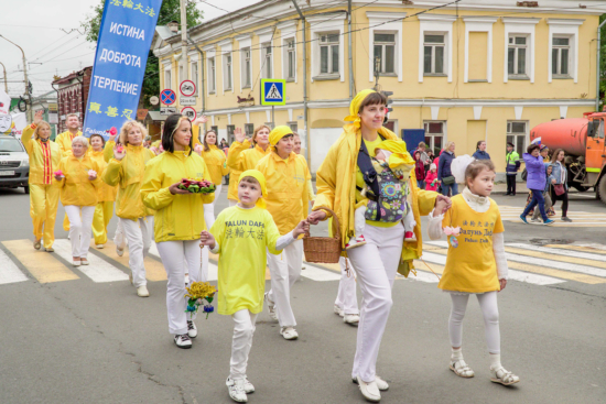 Участники праздничной колонны последователей Фалунь Дафа. Фото: faluninfo.info