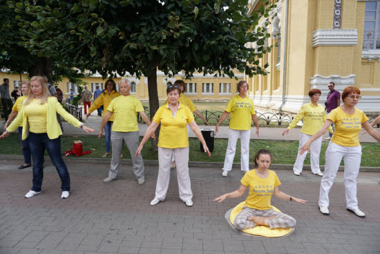 Демонстрация упражнений Фалуньгун