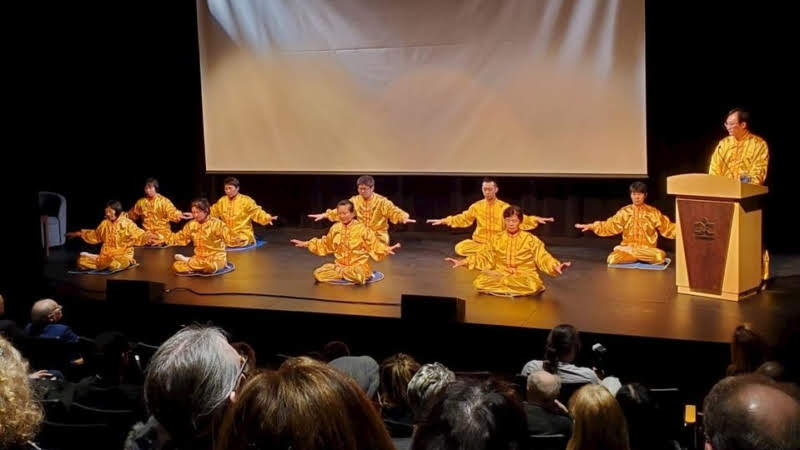 Практикующие Фалуньгун демонстрируют упражнения перед показом фильма, 9 января 2020 года