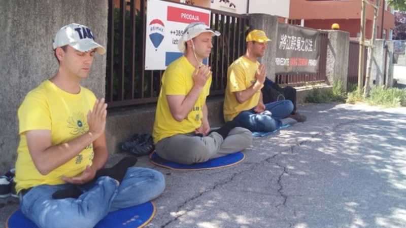 Практикующие Фалунь Дафа в Хорватии проводят мирную акцию протеста у китайского консульства