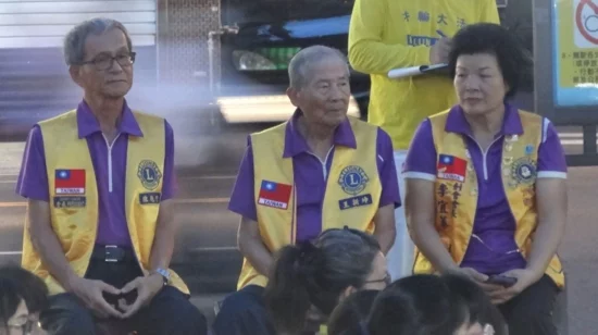Ли Ичжэнь, директор отделения неправительственной организации Lions Club (справа) и члены клуба, посетили торжественную акцию памяти с зажжёнными свечами в знак поддержки практикующих Фалуньгун