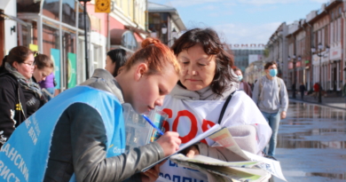 Прохожие подписывают Петицию против насильственного извлечения органов у практикующих Фалунь Дафа