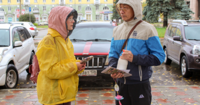 Осенний дождь не смог отменить акцию “Лепестки мира” в Ангарске