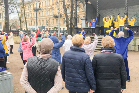 Участники праздника не только наблюдают за выполнением упражнений Фалуньгун, но и некоторые из них пытаются повторить движения практикующих