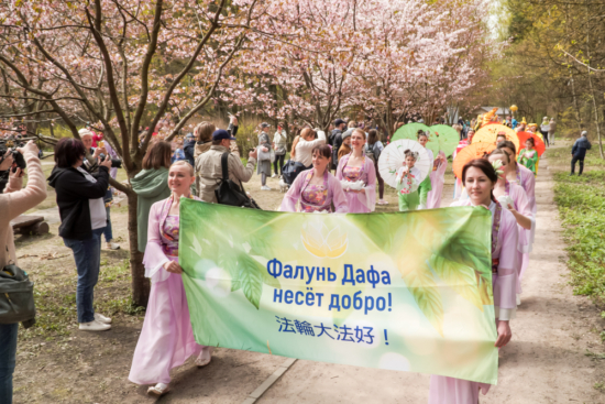 Праздничная колонна практикующих Фалунь Дафа