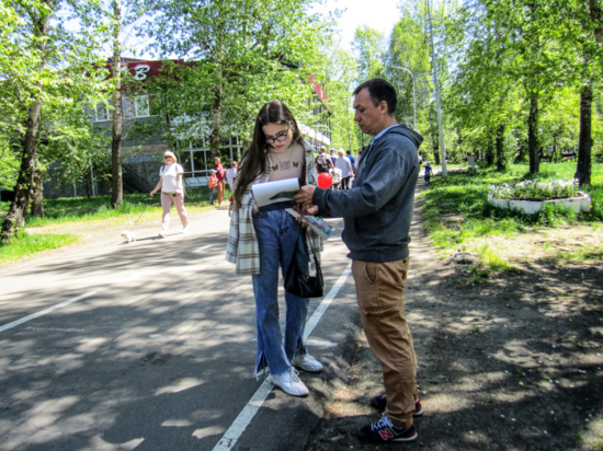 Сбор подписей под петицией против преследования Фалунь Дафа в Китае. Иркутск, 2022 г.