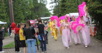 Шествие практикующих Фалунь Дафа в парке Зеленогорска в День города. Ленинградская обл., г. Зеленогорск, 30.07.2022 г.