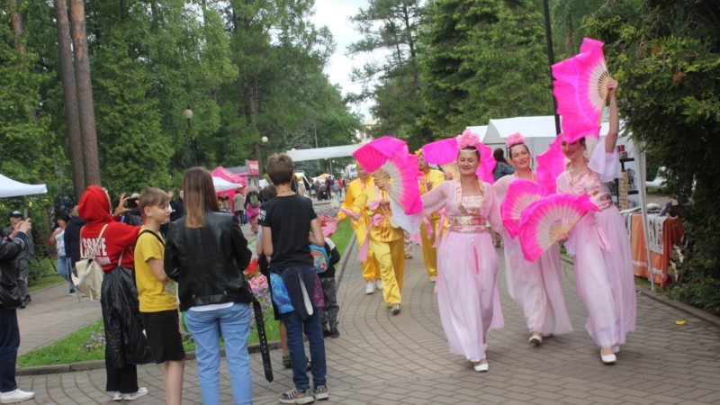 Шествие практикующих Фалунь Дафа в парке Зеленогорска в День города. Ленинградская обл., г. Зеленогорск, 30.07.2022 г.