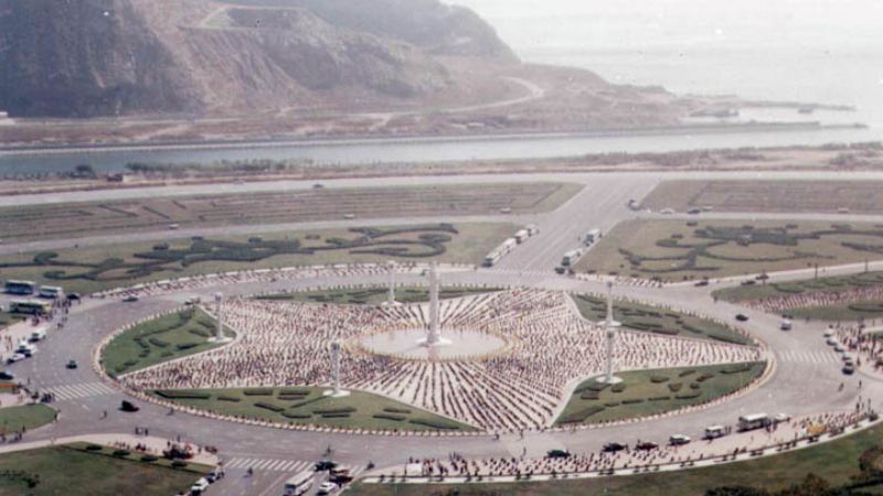 Коллективные занятия Фалунь Дафа в Даляне, Китай, 1998 г.