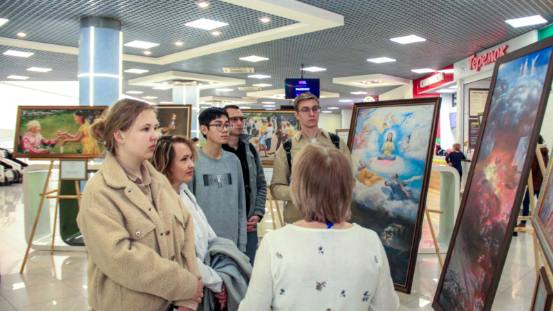 В выставочном зале художественной выставки «Истина Доброта Терпение. Искусство, дарованное свыше», Краснодар, 4 – 12.03.2023 г.