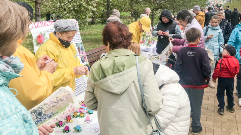 Участие практикующих Фалунь Дафа в праздновании Дня города Ангарска. 27.05.2023 г.