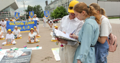 Прохожие подписывают петицию