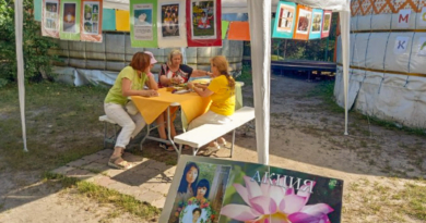 Палатка практикующих Фалуньгун на фестивале “Эклерка фест-НН”