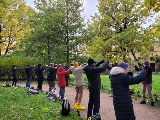 Таврический сад закрыт на просушивание и занятия проходят в сквере напротив. Санкт-Петербург, октябрь 2023 г.