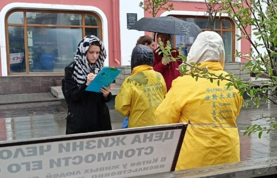 Даже в дождь прохожие останавливаются, чтобы подписать петицию