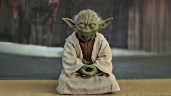 Фигурка Мастера Йоды, медитирующего в традиционной позе