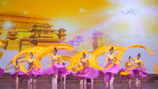 Танцовщицы Shen Yun в ярких костюмах с длинными шелковыми лентами